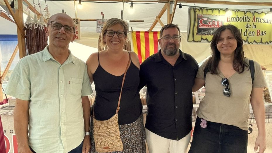 1725966597l'alcalde_i_el_regidor_de_fires_i_festes_amb_personal_del_departament.jpg