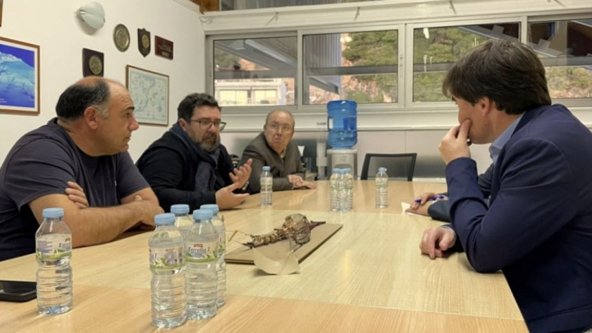 L’alcalde de Blanes, Jordi Hernández, i el delegat de la Generalitat a Girona, Xavier Guitart, es reuneixen amb la Confraria de Pescadors de Blanes