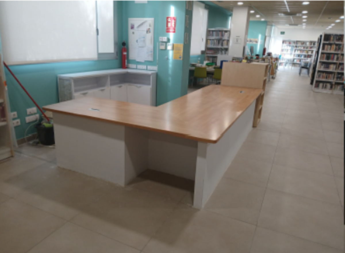 La Biblioteca municipal d'Altafulla estrena portes automàtiques i un taulell adaptat per millorar-ne l'accessibilitat gràcies a una subvenció de la Generalitat