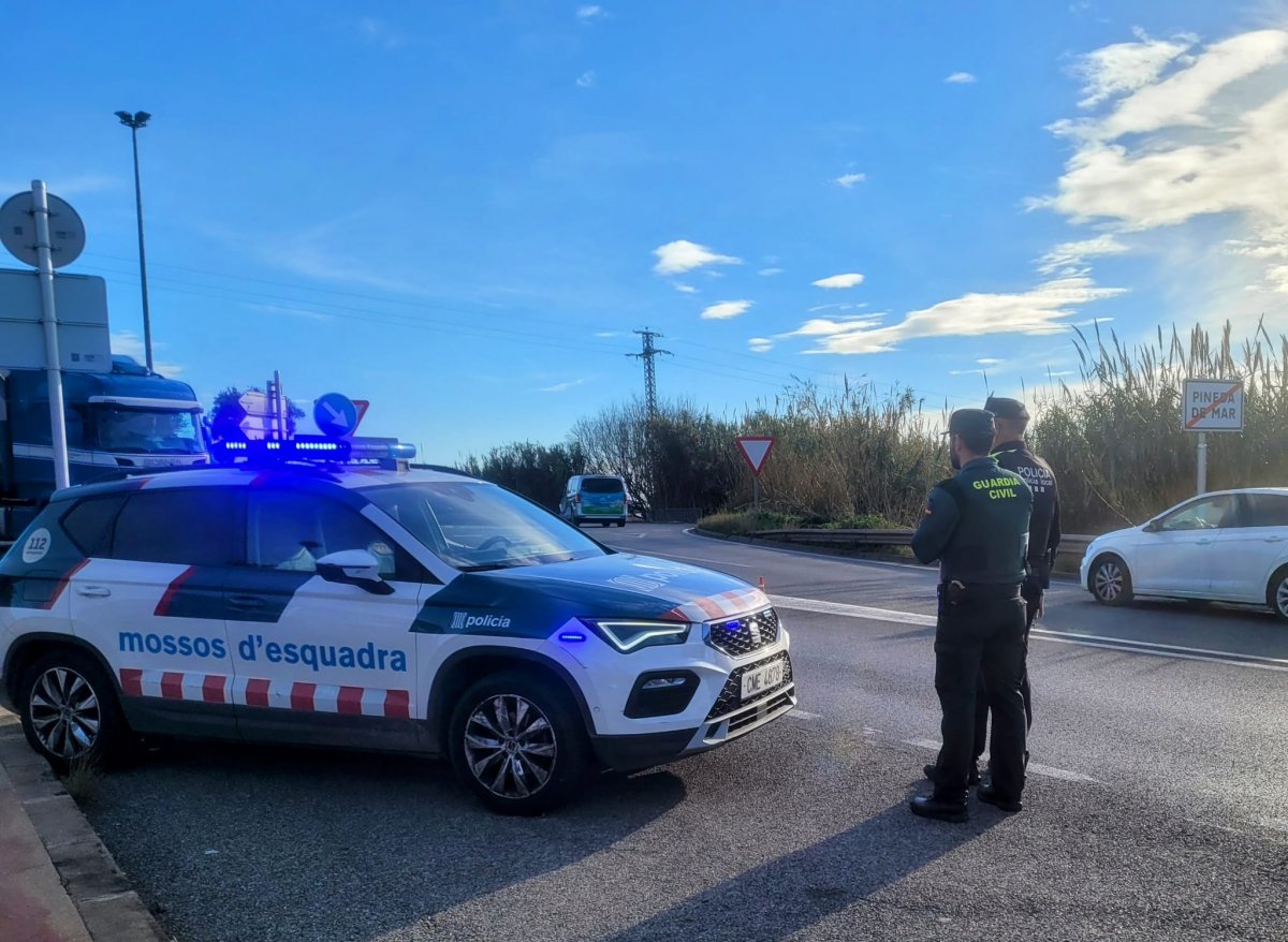 Un nou control conjunt de les forces policials finalitza amb dues persones detingudes i set denúncies Pineda de Mar