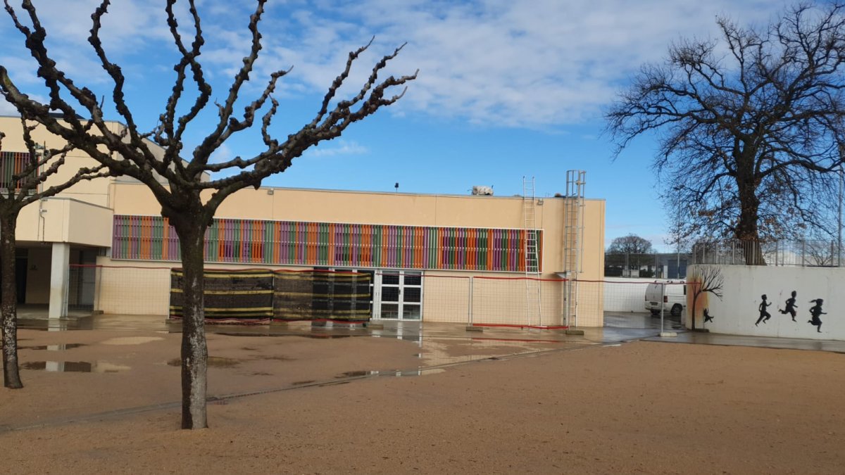 Comencen les obres de reparació de la coberta del gimnàs de l’escola Aldric de Cassà de la Selva