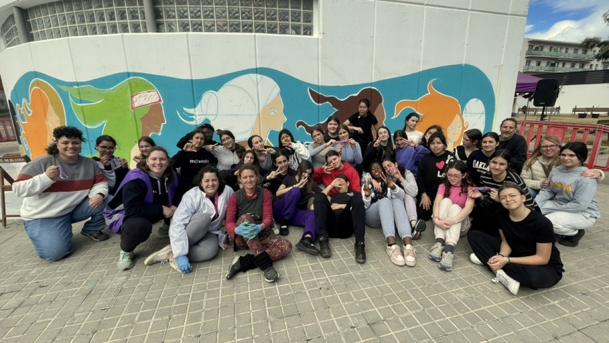 L'Ajuntament de Blanes commemora el 8M amb un mural participatiu pintat amb l'ajuda de dones de totes les edats: des d'estudiants fins a jubilades